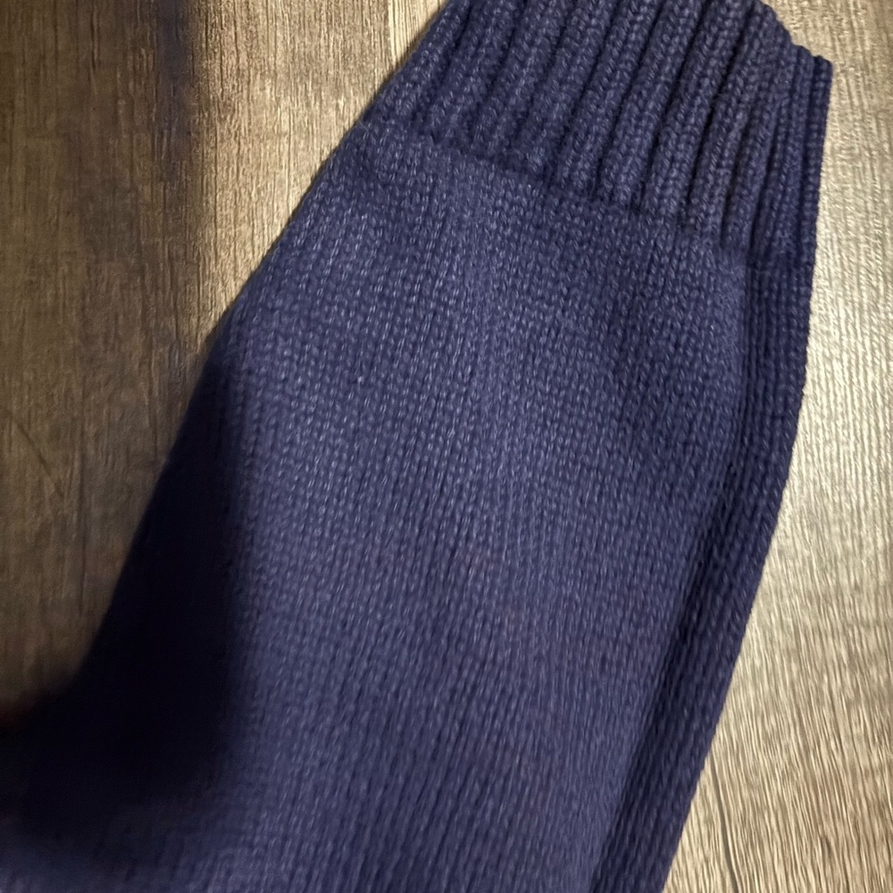 Size 4t Runs small!!! 
Ralph Lauren Navy Sweater with American Flag - Picture 4 of 6